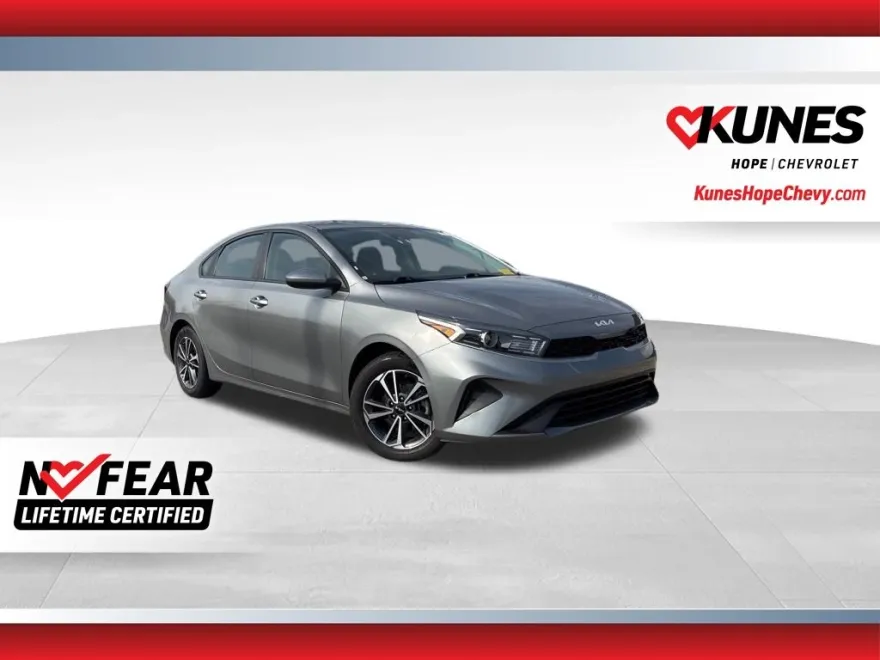 2023 Kia Forte LXS photo 1