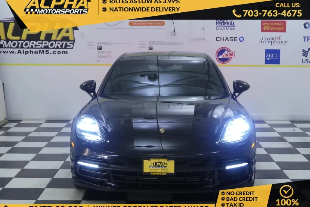 2018 Porsche Panamera Base 4 photo 1