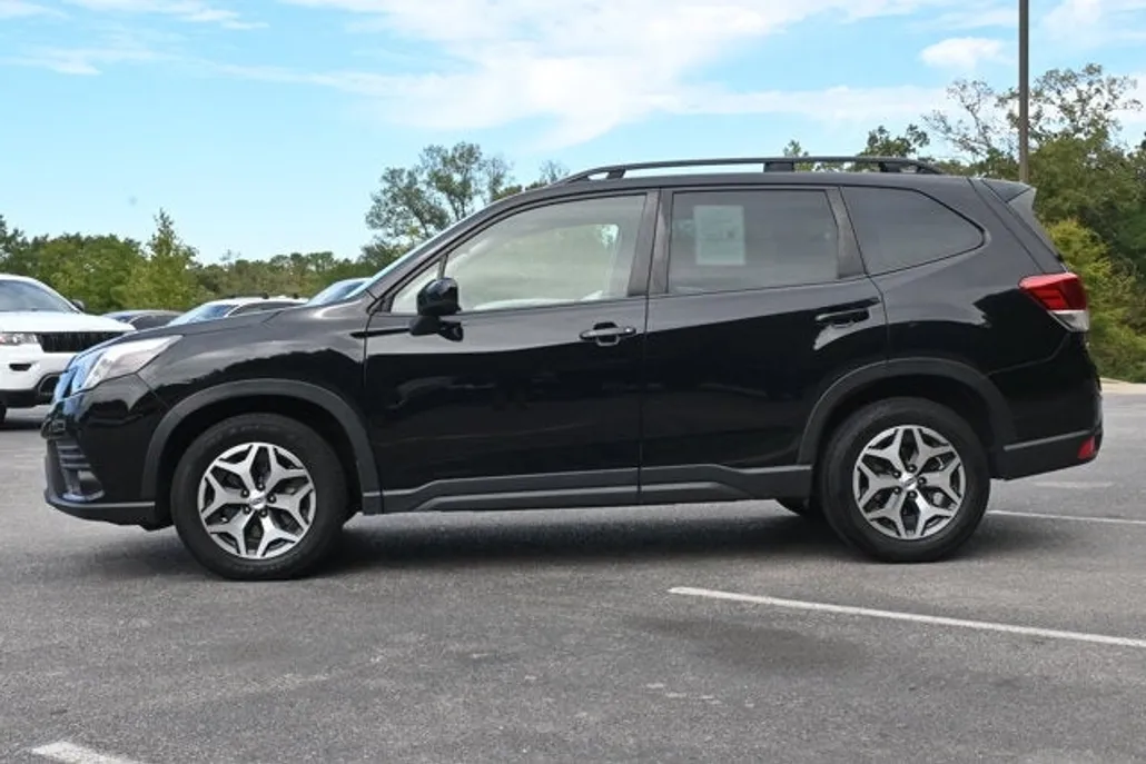 2023 Subaru Forester Premium photo 1