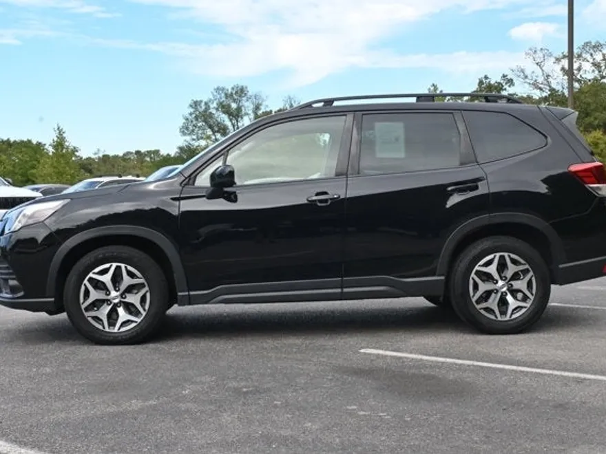 2023 Subaru Forester Premium photo 1