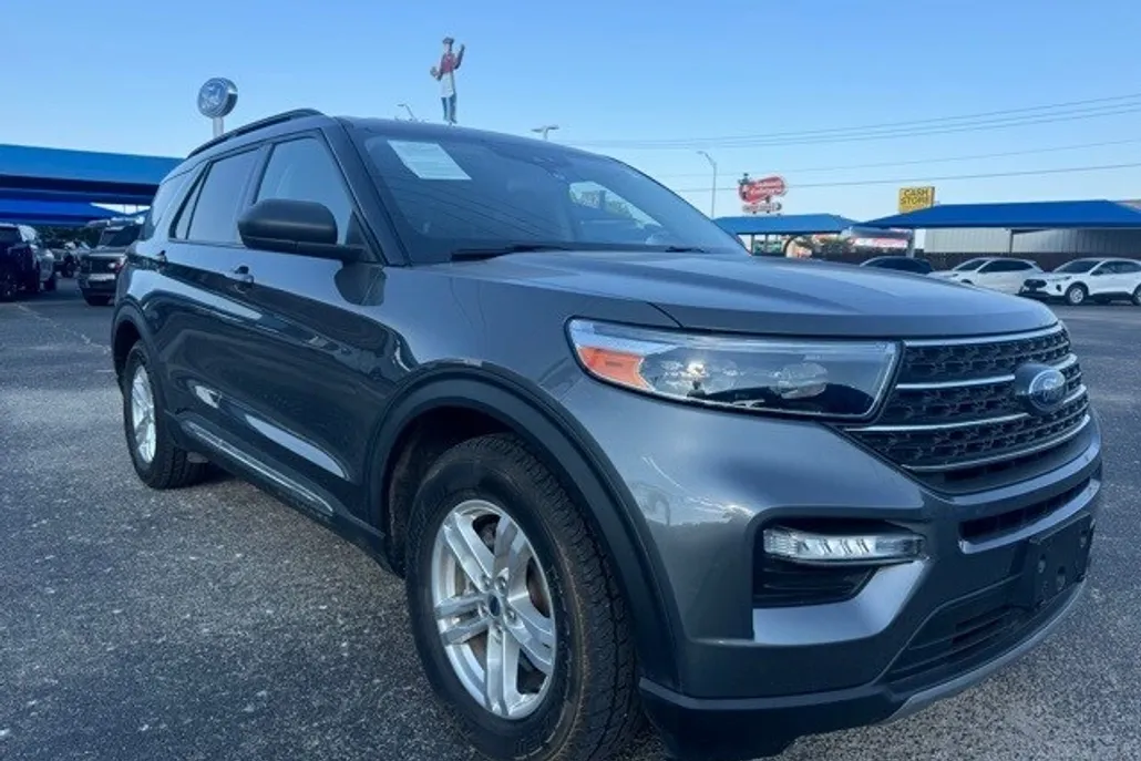 2023 Ford Explorer XLT photo 1