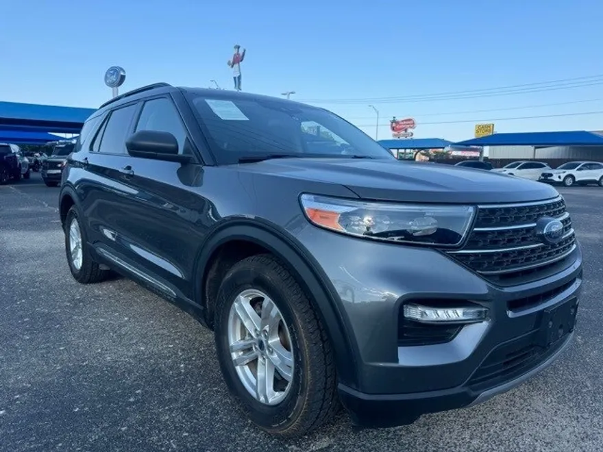 2023 Ford Explorer XLT photo 1