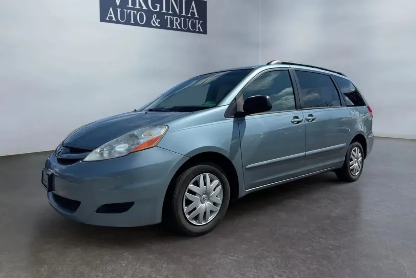 2008 Toyota Sienna LE photo 1