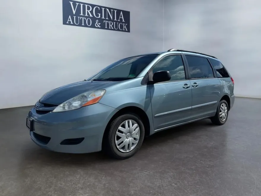 2008 Toyota Sienna LE photo 1