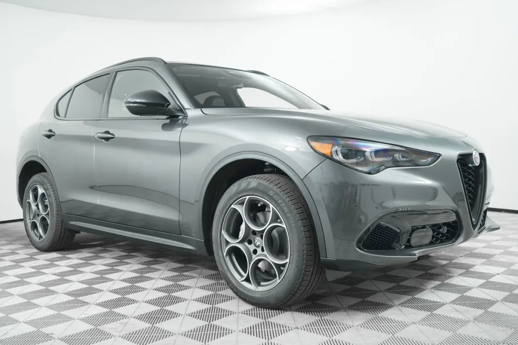 2025 Alfa Romeo Stelvio photo 1