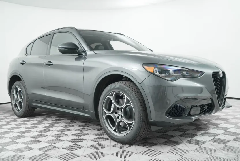 2025 Alfa Romeo Stelvio photo 1