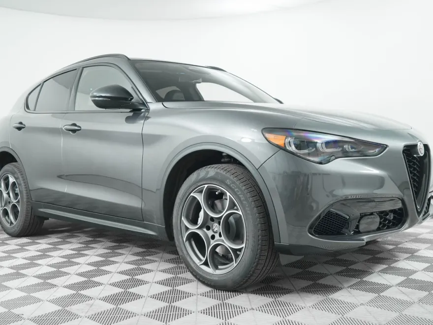 2025 Alfa Romeo Stelvio photo 1