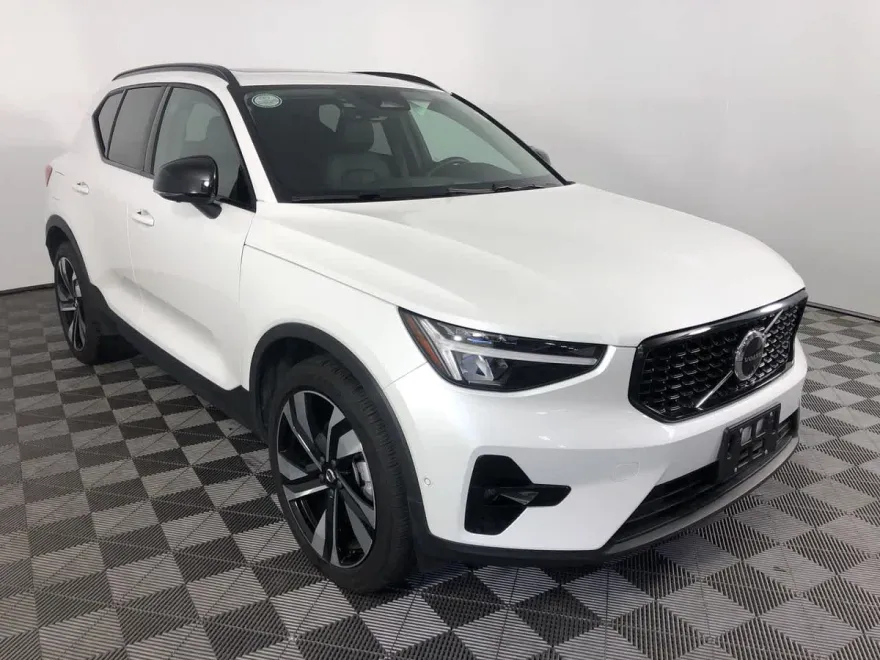 2025 Volvo XC40 Plus photo 1