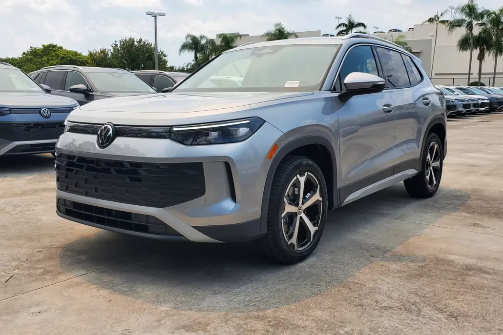 2025 Volkswagen Tiguan SE photo 1