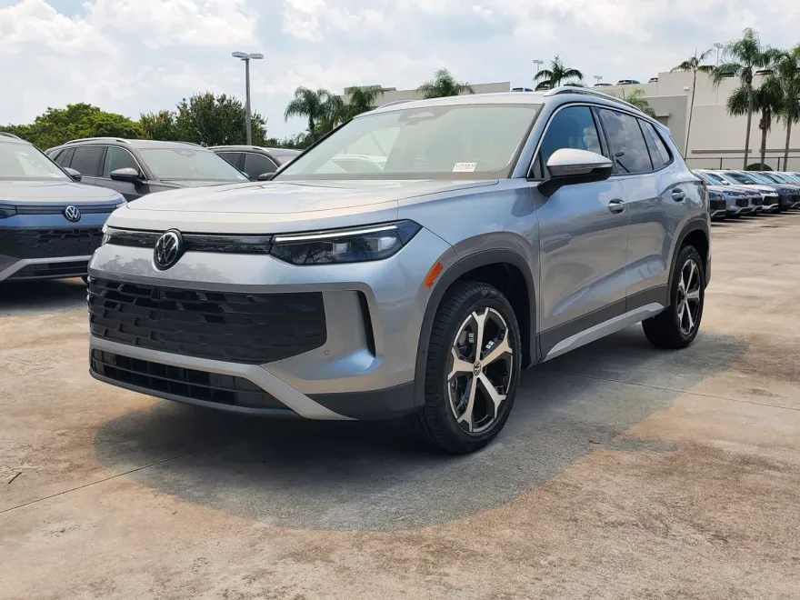 2025 Volkswagen Tiguan SE photo 1