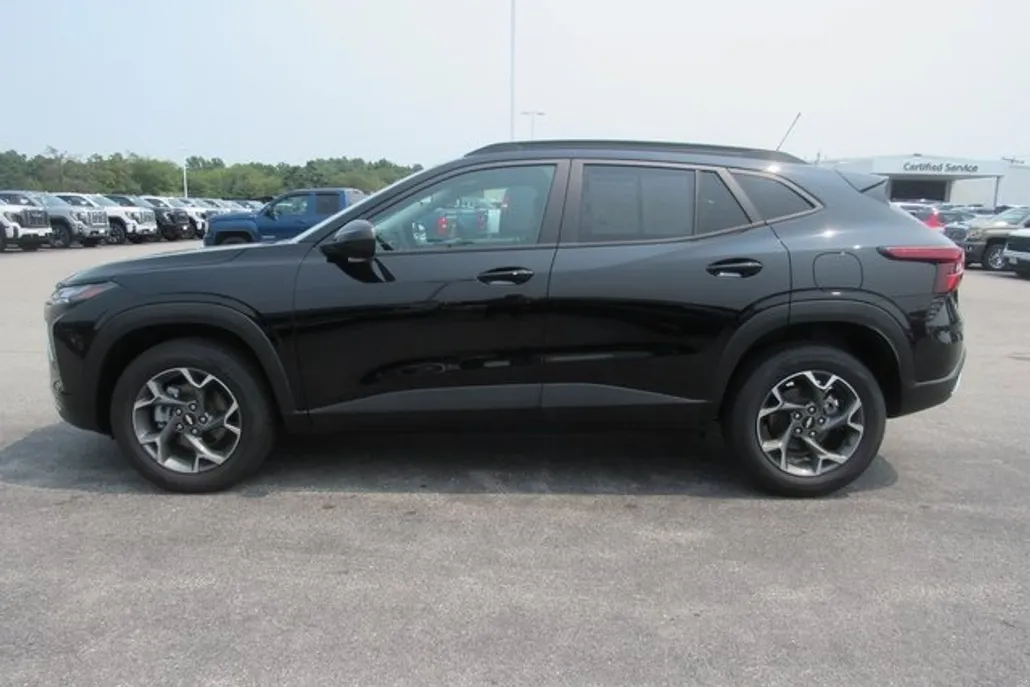 2025 Chevrolet Trax LT photo 1