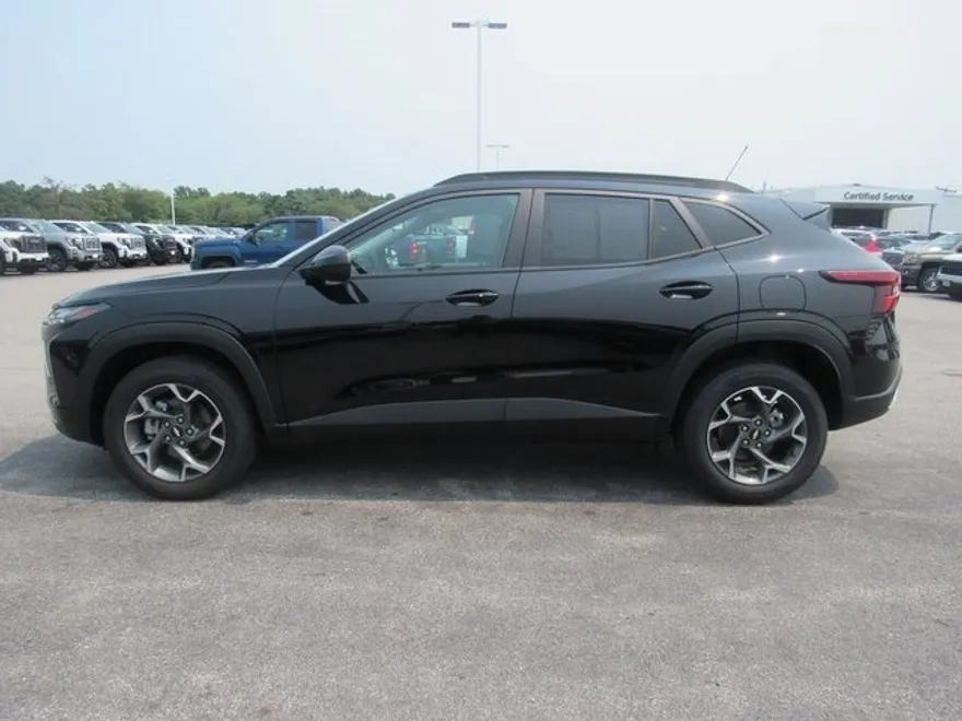 2025 Chevrolet Trax LT photo 1