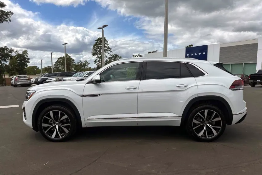 2026 Volkswagen Atlas Cross Sport SEL Premium R-Line photo 1