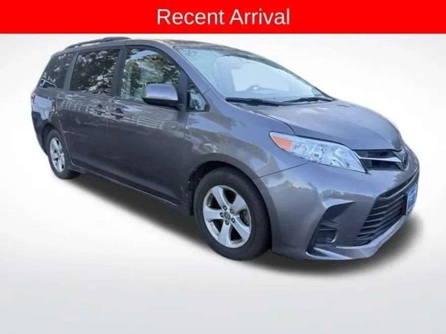 2018 Toyota Sienna LE photo 1