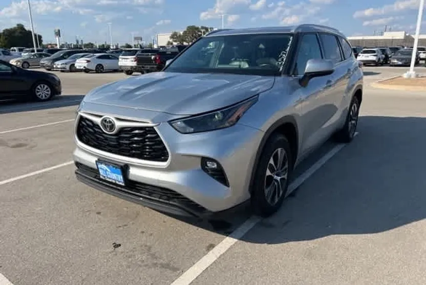 2022 Toyota Highlander XLE photo 1