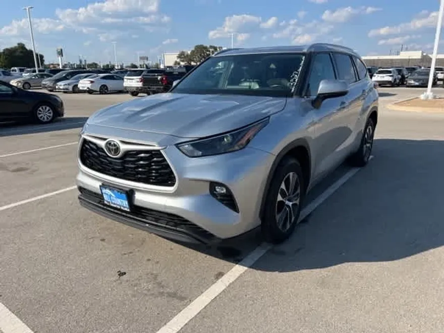 2022 Toyota Highlander XLE photo 1