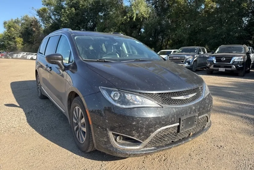 2020 Chrysler Pacifica Touring Plus photo 1