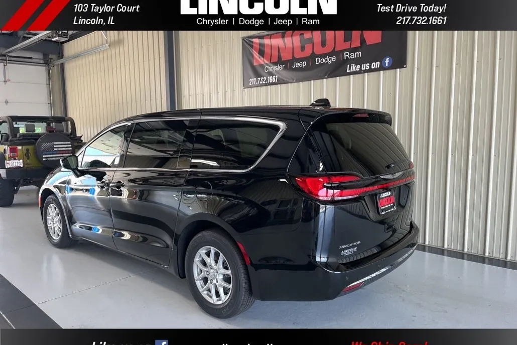 2026 Chrysler Pacifica photo 1