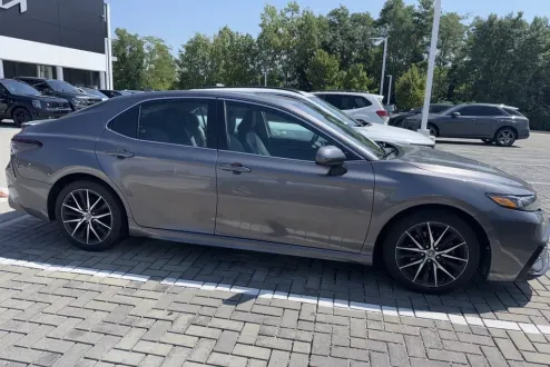 2021 Toyota Camry SE photo 2