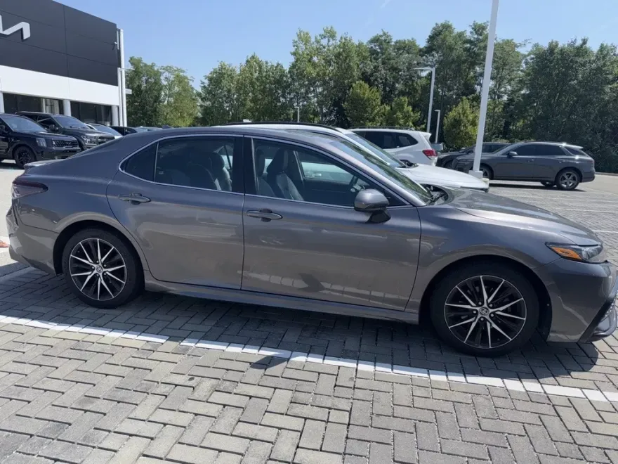 2021 Toyota Camry SE photo 2