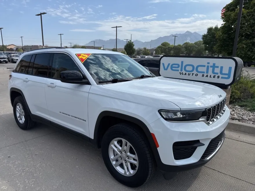 2023 Jeep Cherokee Laredo photo 1