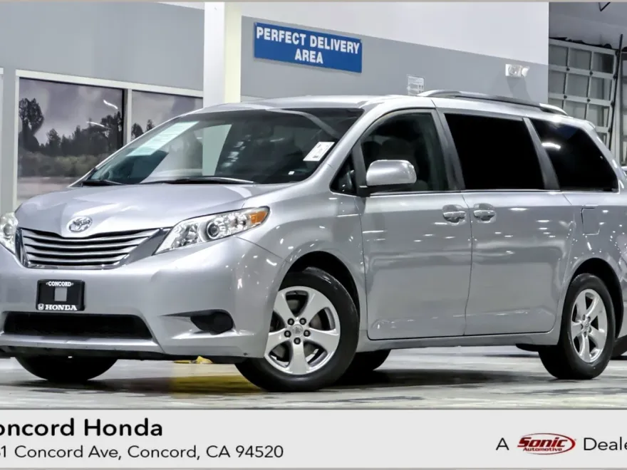 2017 Toyota Sienna LE photo 1