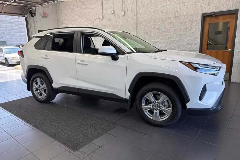 2025 Toyota RAV4 Hybrid XLE photo 1