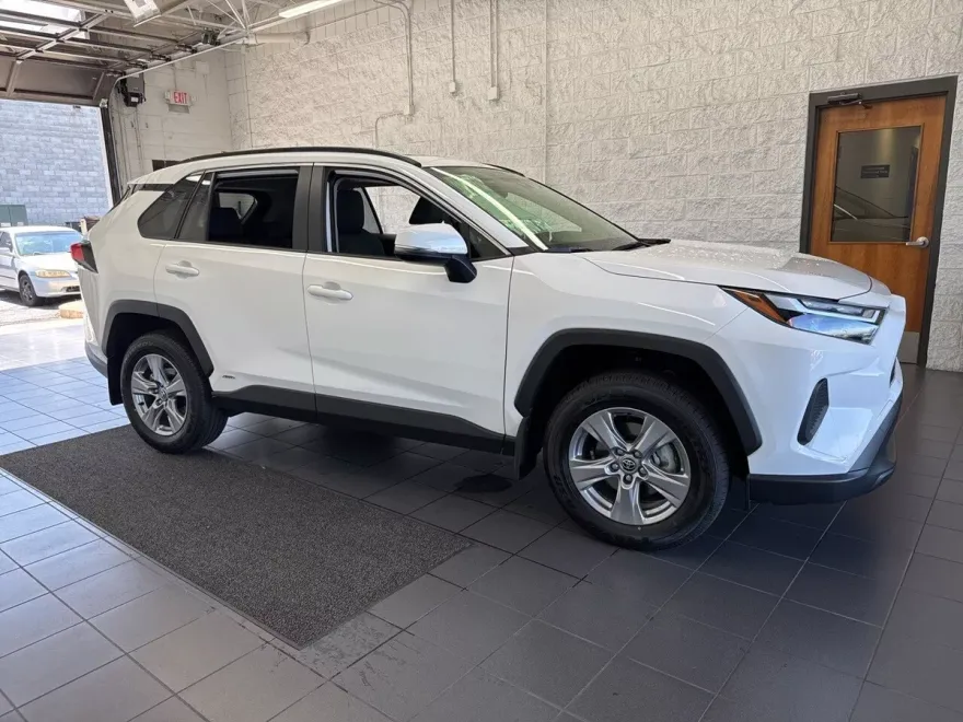 2025 Toyota RAV4 Hybrid XLE photo 1
