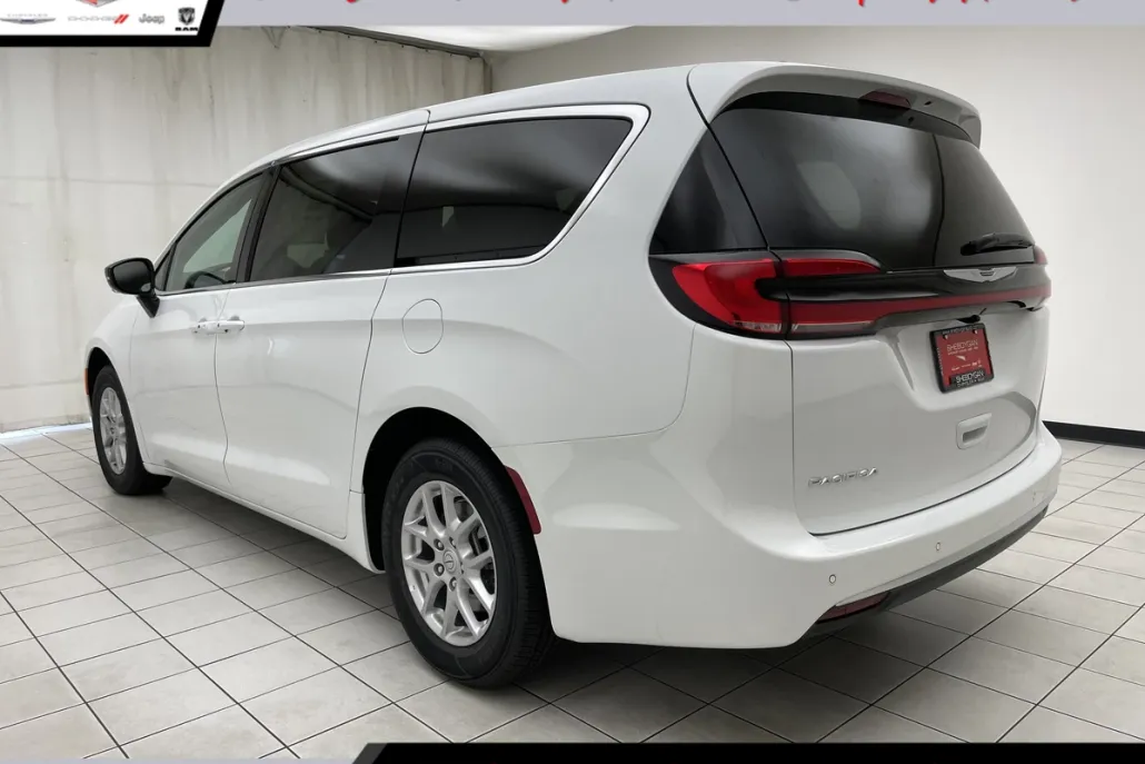 2026 Chrysler Pacifica photo 1