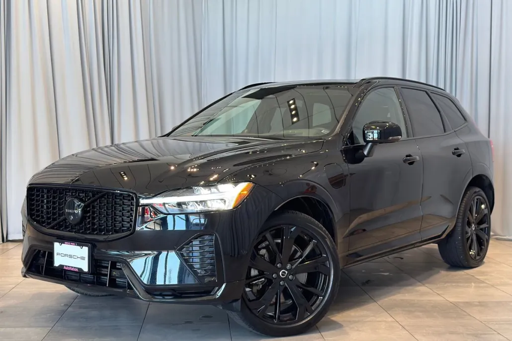 2024 Volvo XC60 Hybrid T8 Ultimate Black Edition photo 1