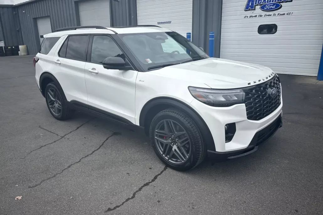 2025 Ford Explorer ST-Line photo 1