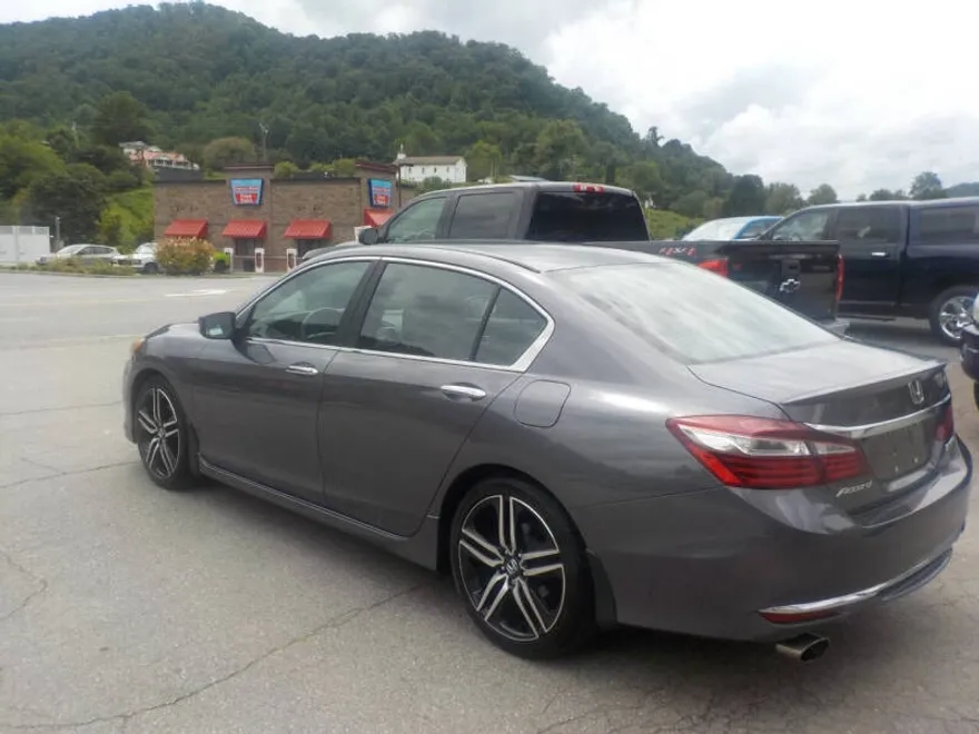 2017 Honda Accord Sport photo 1