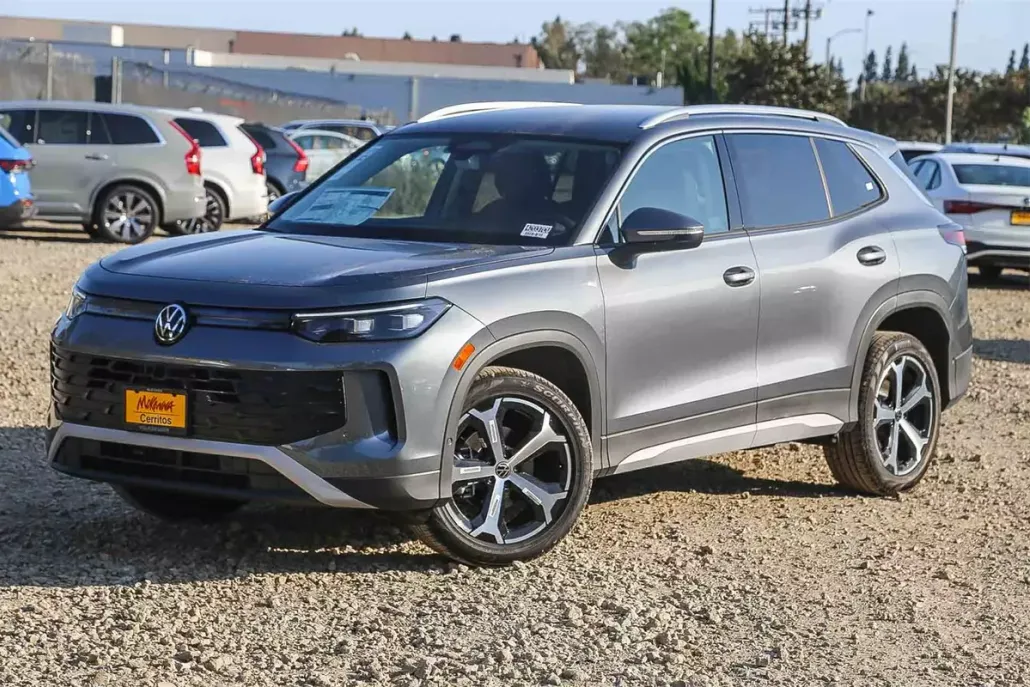 2025 Volkswagen Tiguan SE photo 1