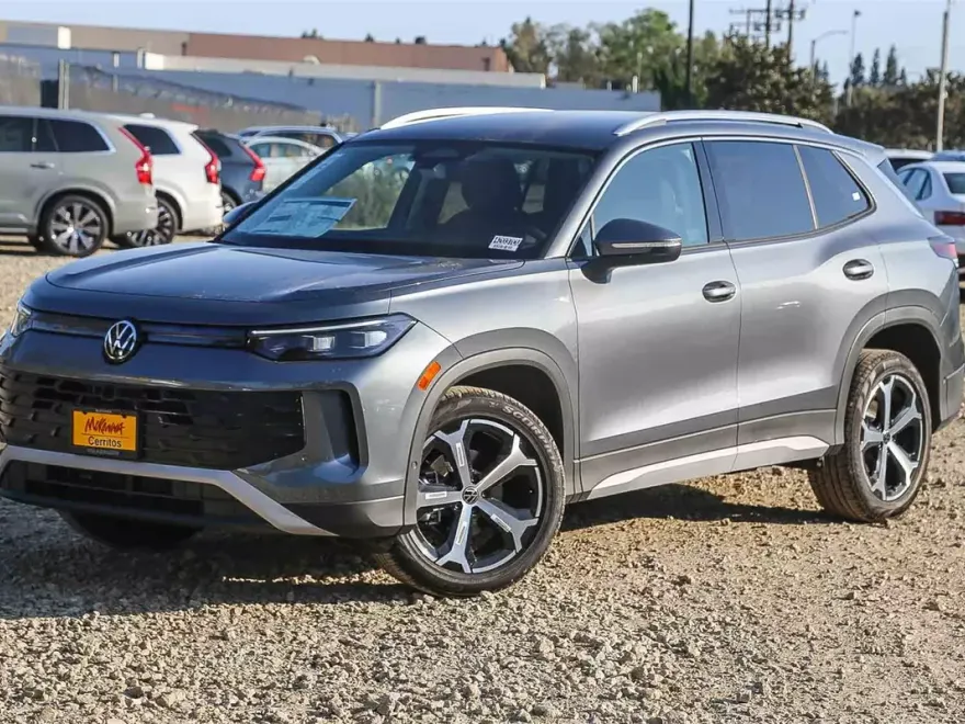 2025 Volkswagen Tiguan SE photo 1