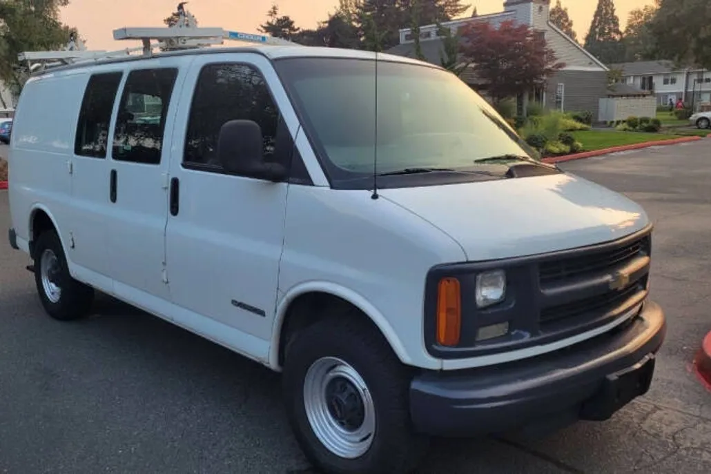 2000 Chevrolet Express Cargo Van photo 1