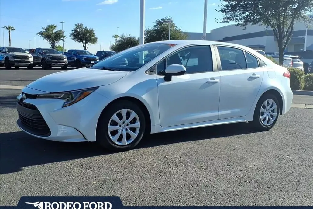 2024 Toyota Corolla LE photo 1