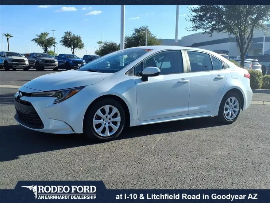 2024 Toyota Corolla LE photo 1