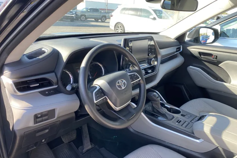 2022 Toyota Highlander L photo 1