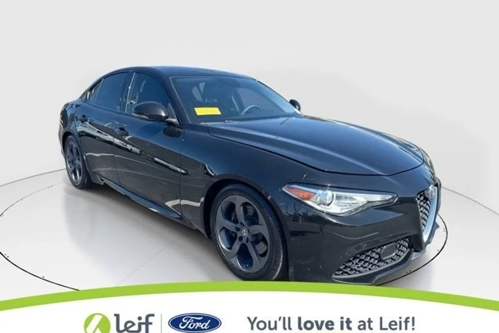 2017 Alfa Romeo Giulia Base photo 1