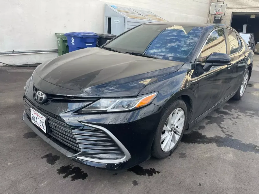 2022 Toyota Camry LE photo 1