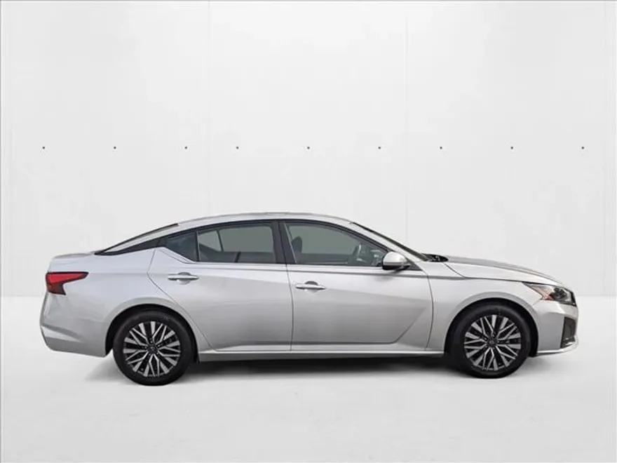2023 Nissan Altima 2.5 SV photo 1
