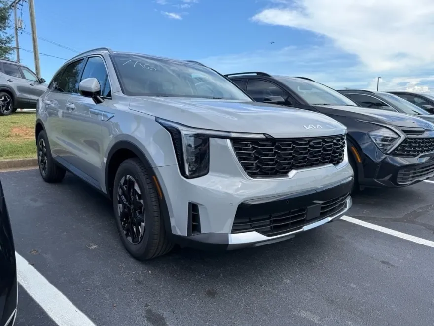 2025 Kia Sorento S photo 1