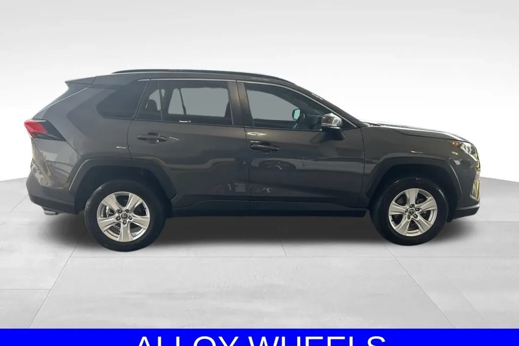 2021 Toyota RAV4 XLE photo 1