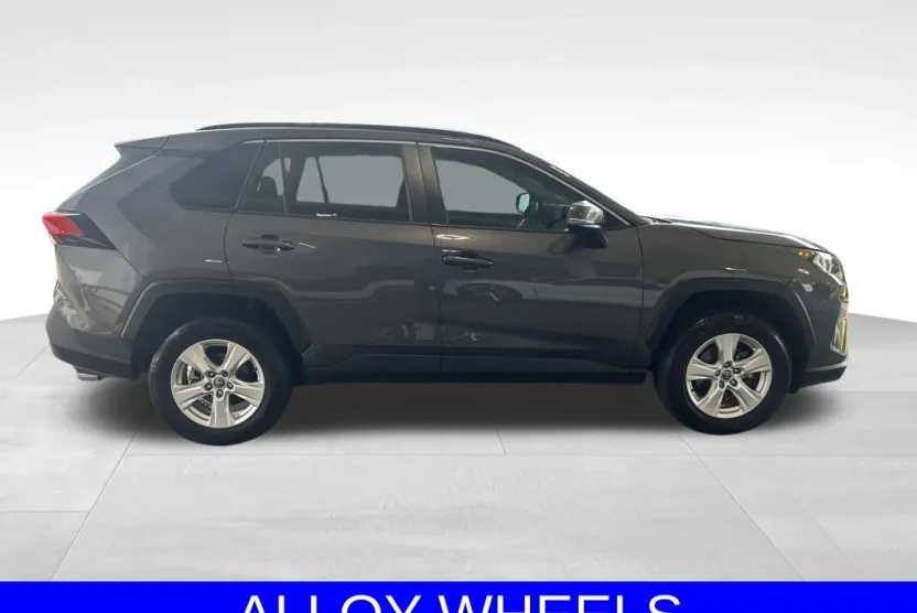 2021 Toyota RAV4 XLE photo 1