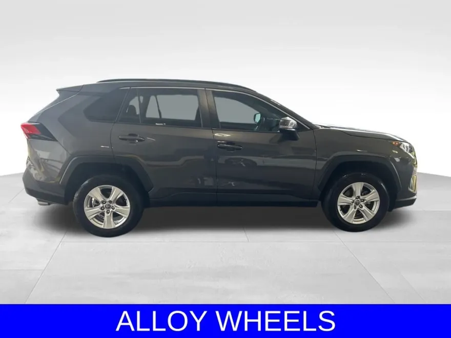 2021 Toyota RAV4 XLE photo 1
