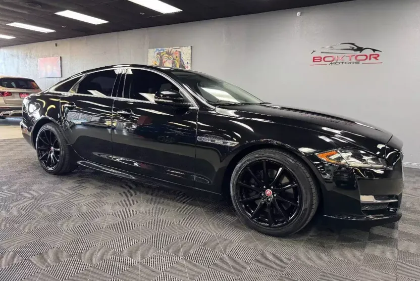 2016 Jaguar XJ R-Sport photo 1
