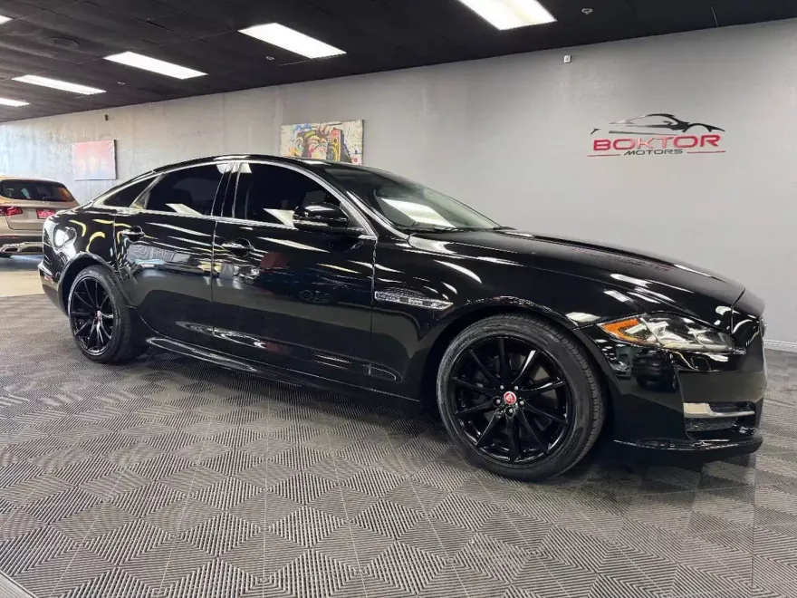 2016 Jaguar XJ R-Sport photo 1