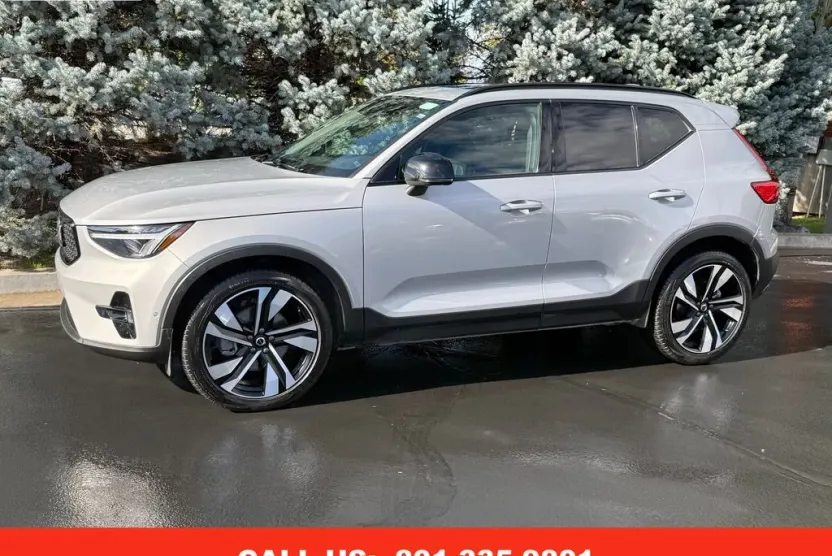 2025 Volvo XC40 Plus photo 1