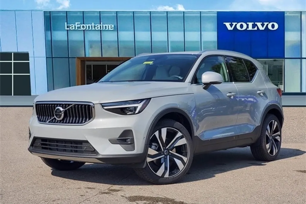 2025 Volvo XC40 Plus photo 1