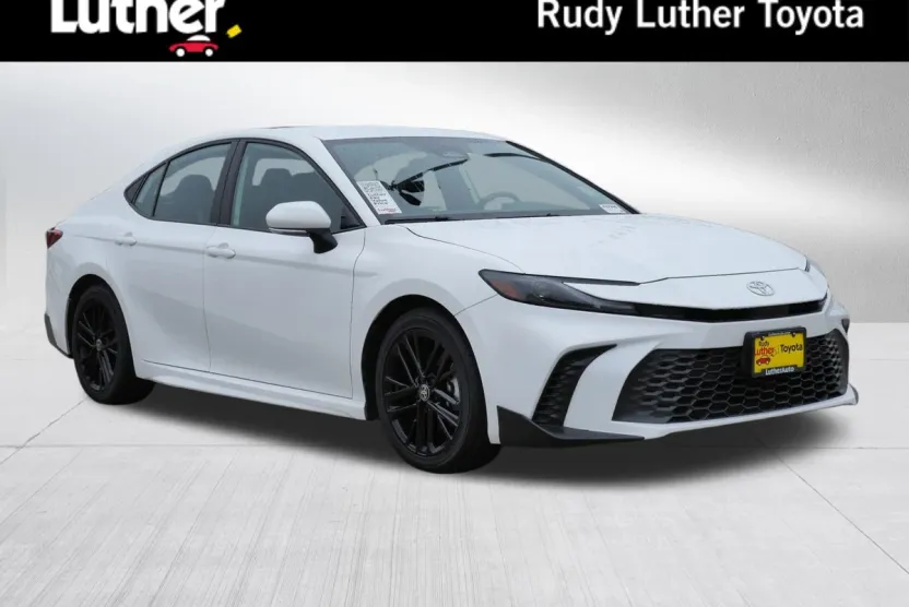 2025 Toyota Camry SE photo 1